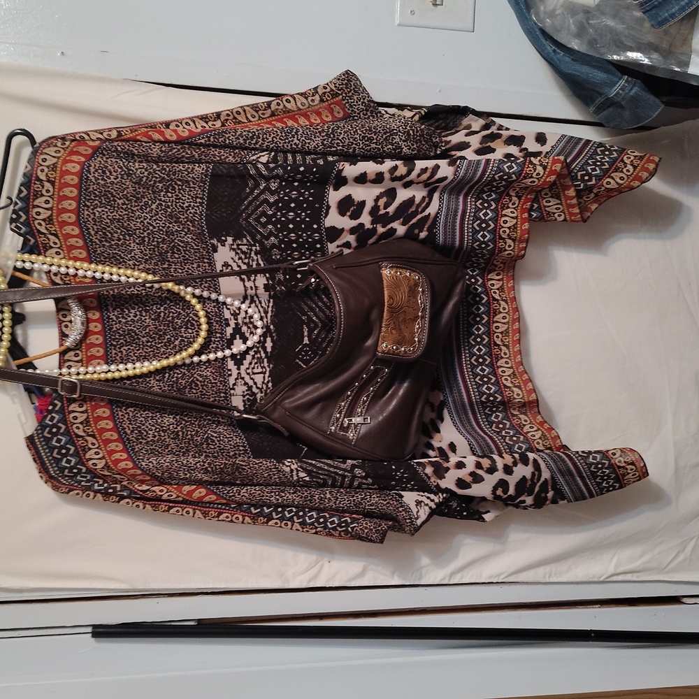 Women's accessorized top